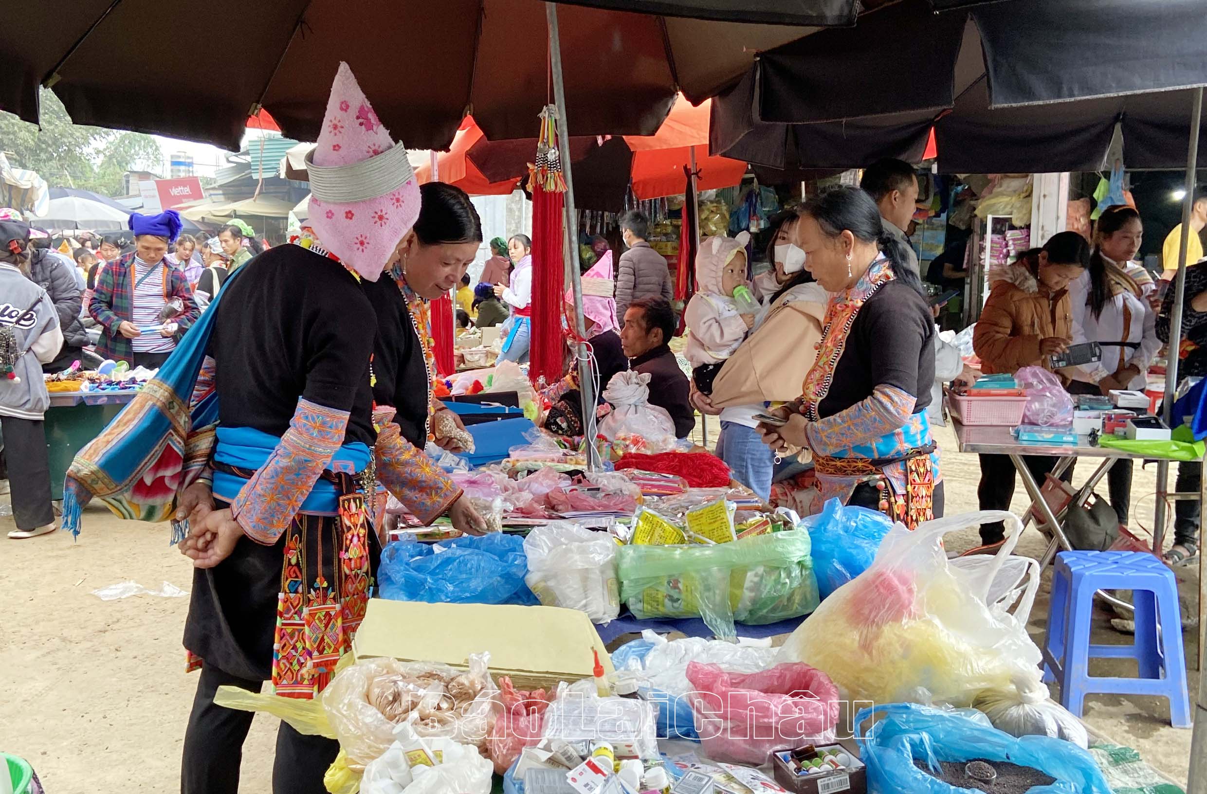 Túi bóng (sử dụng tại các buổi chợ phiên Xì Choang) là một trong số những rác thải khó xử lý.  